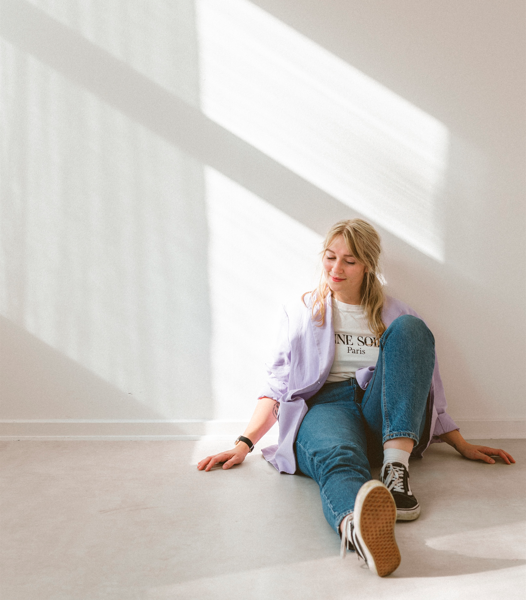 Line Bjørn Fotografi - billede af kvinde som sidder på gulvet